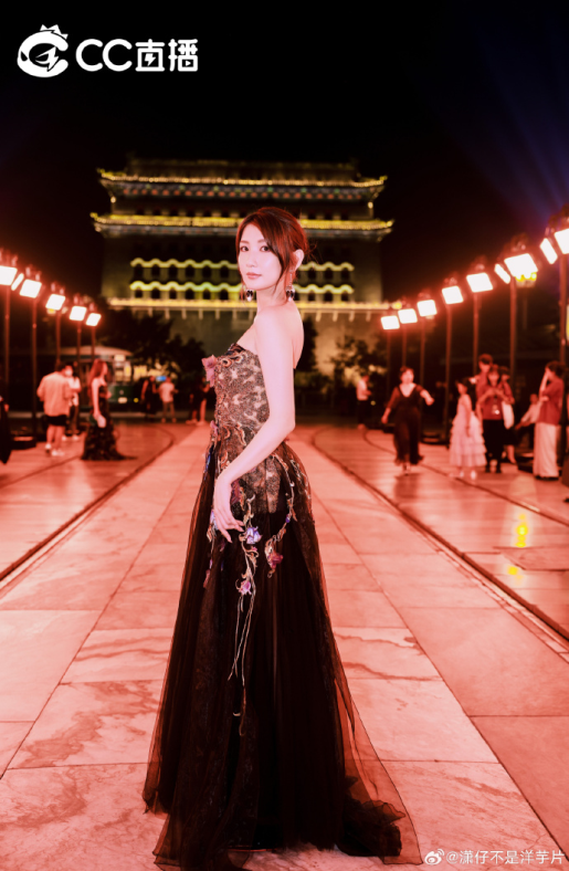 CC主播潇潇获邀出席北京时装周，与劳伦斯·许、陈意涵、代露娃等同框互动(图2)