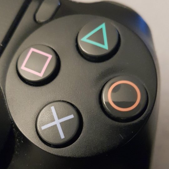 玩家展示玩《艾尔登法环》一年后PS4手柄：被磨得很光(图2)
